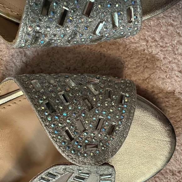 Bella Marie Silver Heeled Elegance - Picture 4 of 8